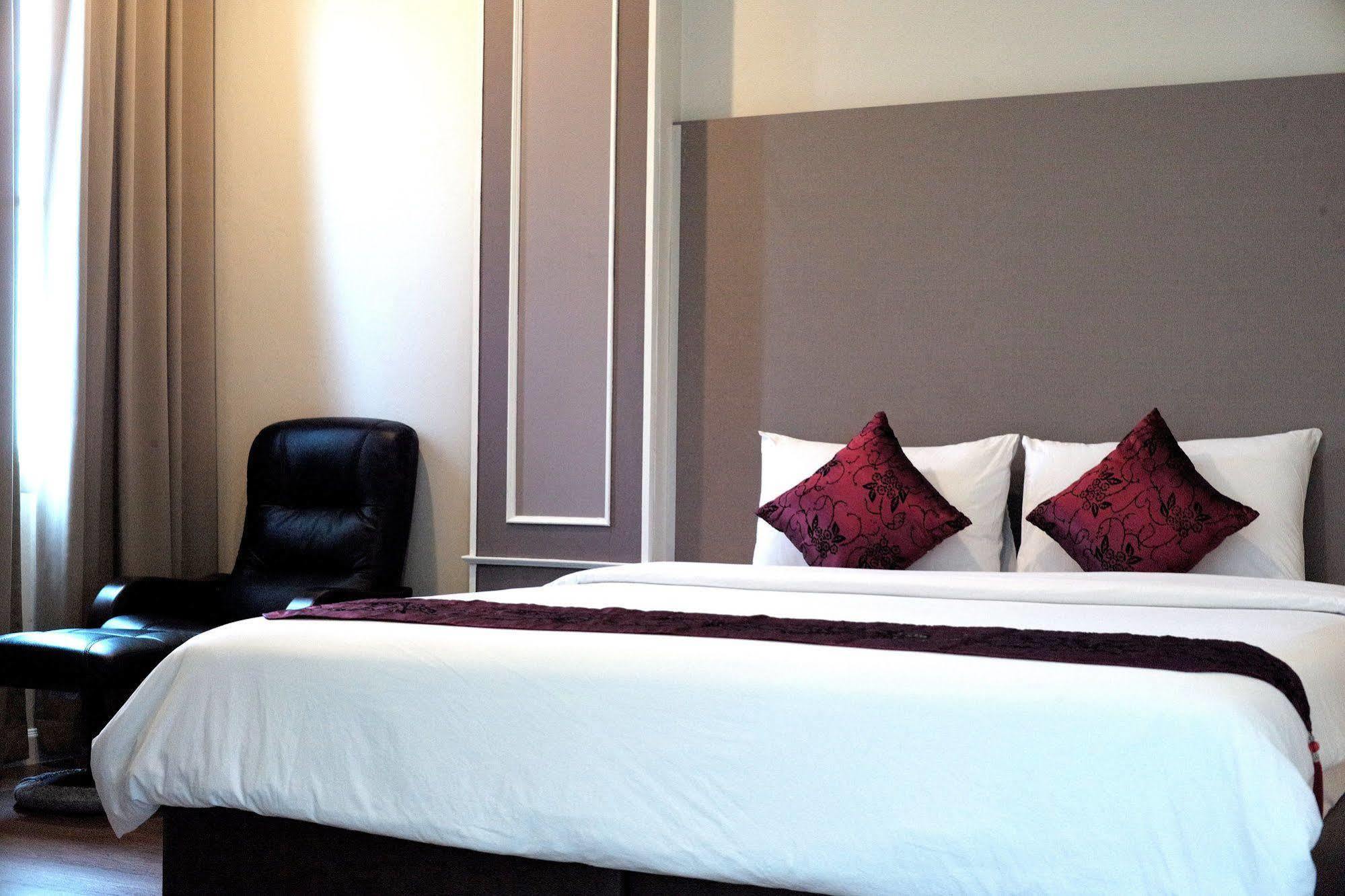 J. Park Hotel Чонбури Екстериор снимка