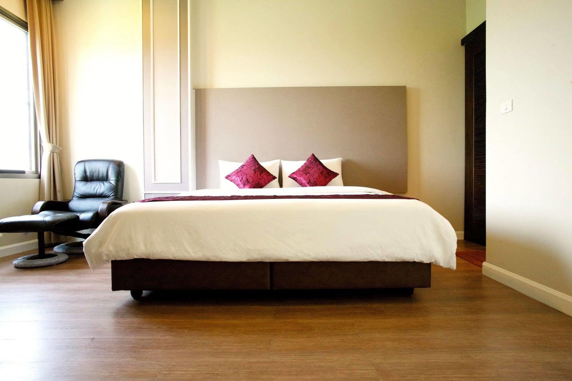 J. Park Hotel Чонбури Екстериор снимка