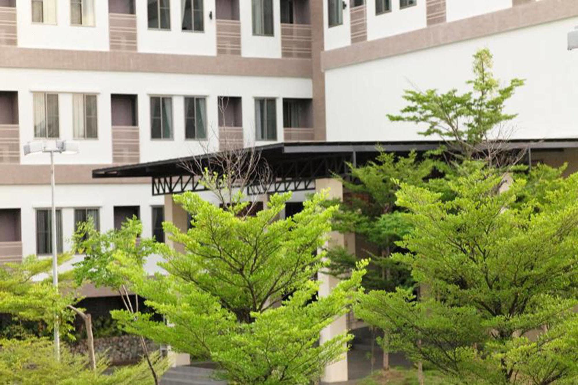 J. Park Hotel Чонбури Екстериор снимка